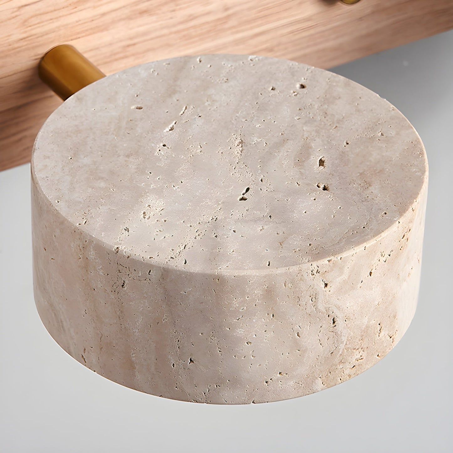 Kira – Wandleuchte aus Holz und Travertin