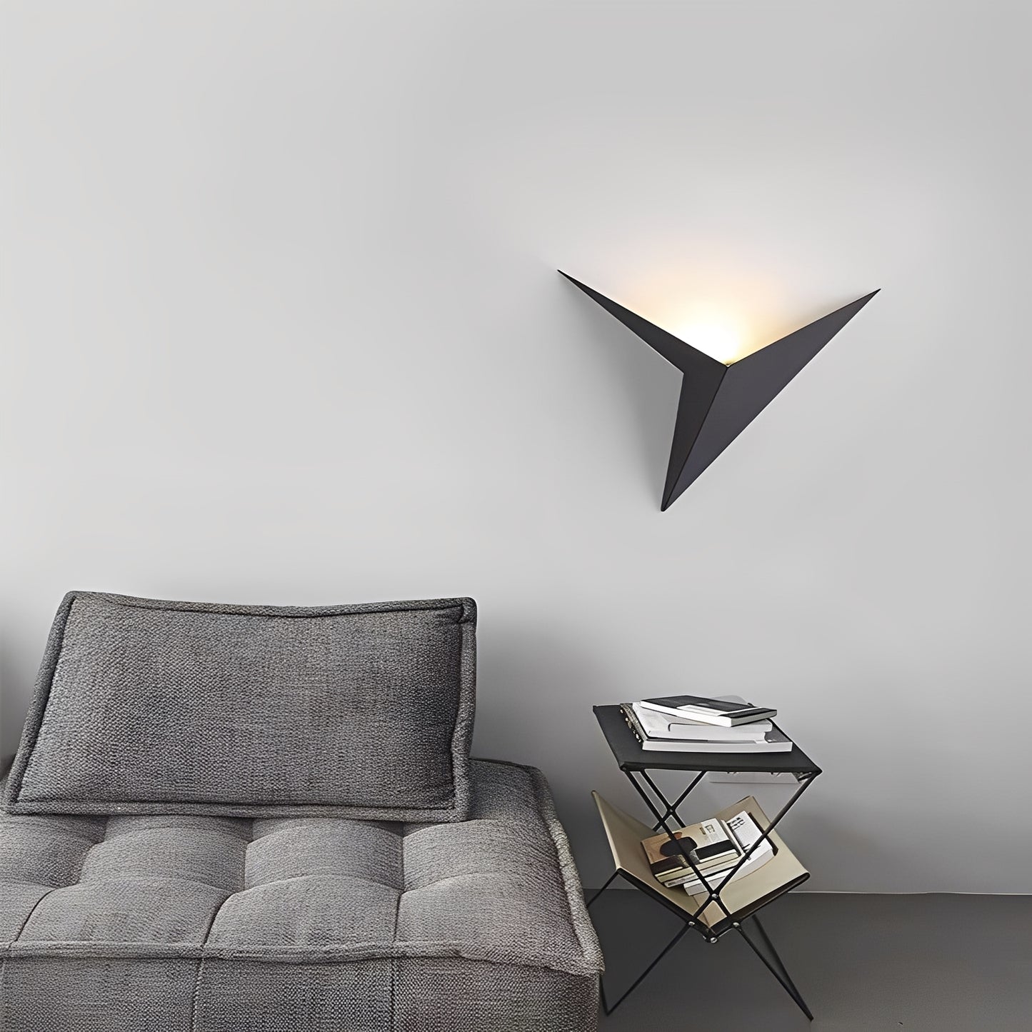 Mabelle – Dreieckige Wandlampe