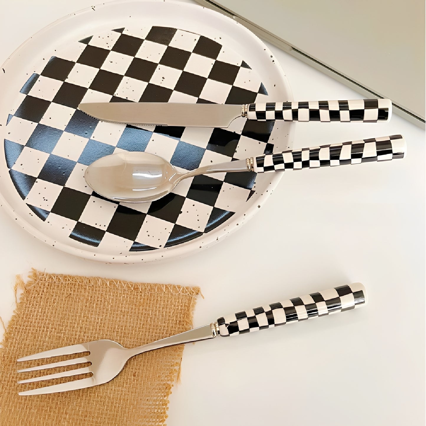 Checka – Keramik-Besteckset im Schachbrett-Design