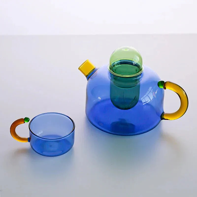 Kontrastreiches Teekannen-Set mit Glas-Optik und Farbspiel