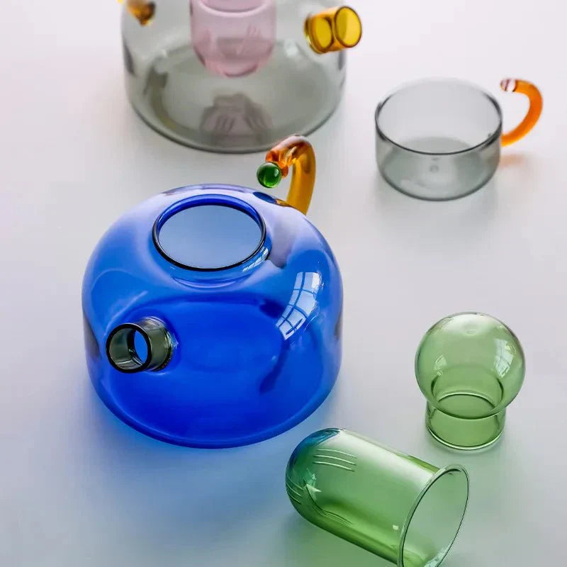 Kontrastreiches Teekannen-Set mit Glas-Optik und Farbspiel