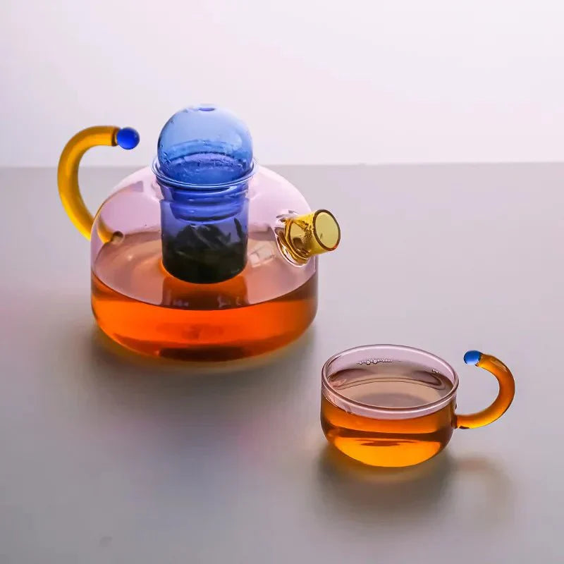 Kontrastreiches Teekannen-Set mit Glas-Optik und Farbspiel
