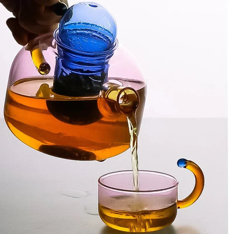 Kontrastreiches Teekannen-Set mit Glas-Optik und Farbspiel