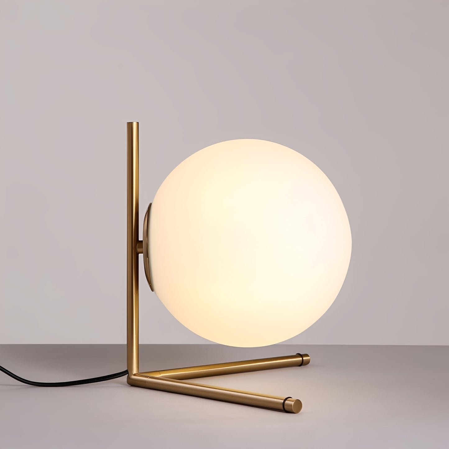 Raffy – Schlichte Glaskugel-Tischlampe