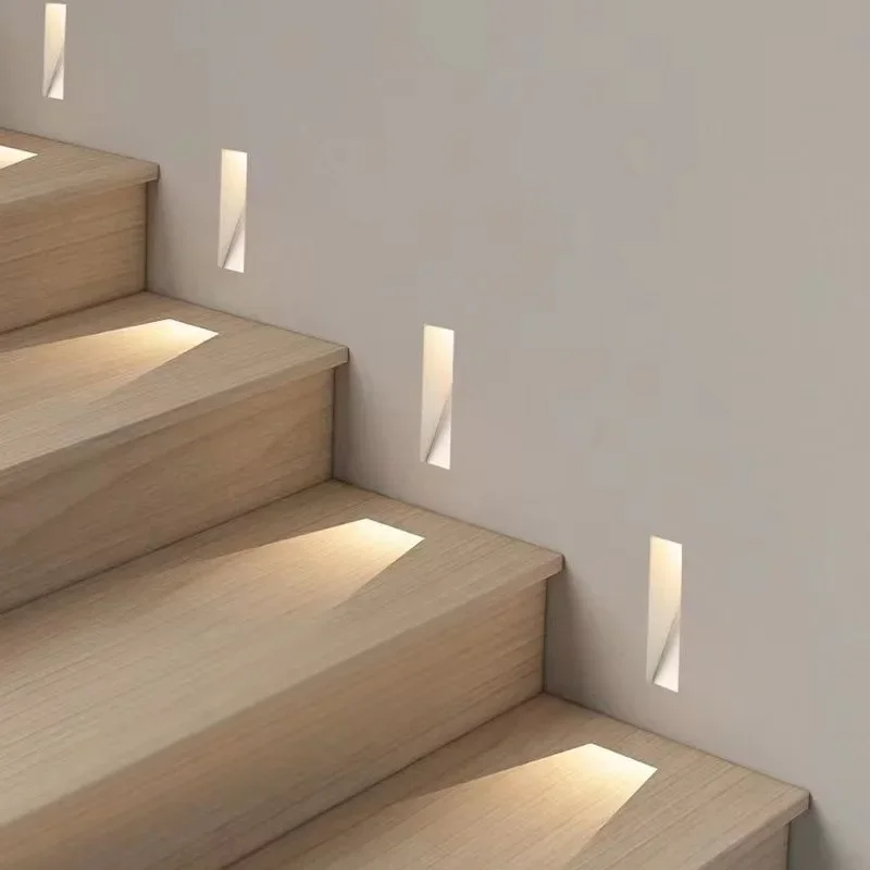Gregor – Minimalistische Treppen-Kick-Leuchte