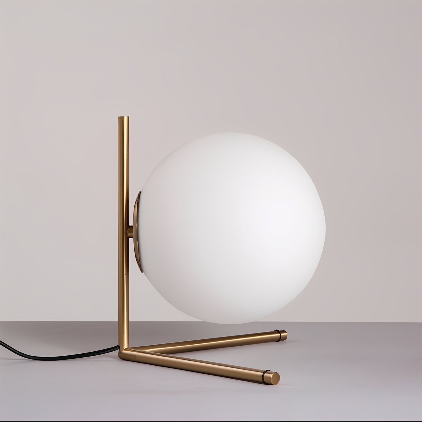 Raffy – Schlichte Glaskugel-Tischlampe