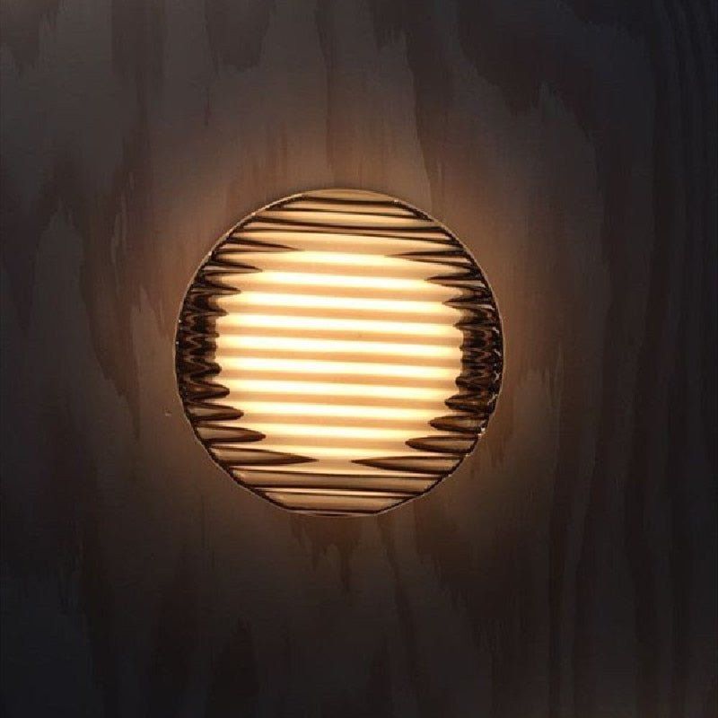 Inga – Nordische Wandleuchte mit Strukturglas