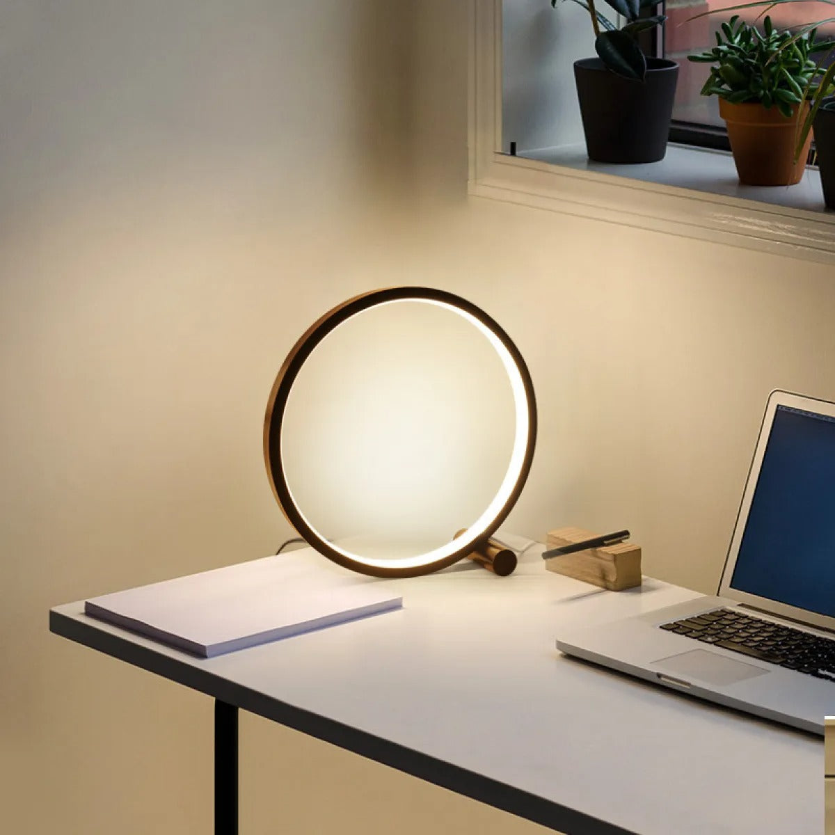 Kira – Modern Acryl Rundlicht Tischleuchte