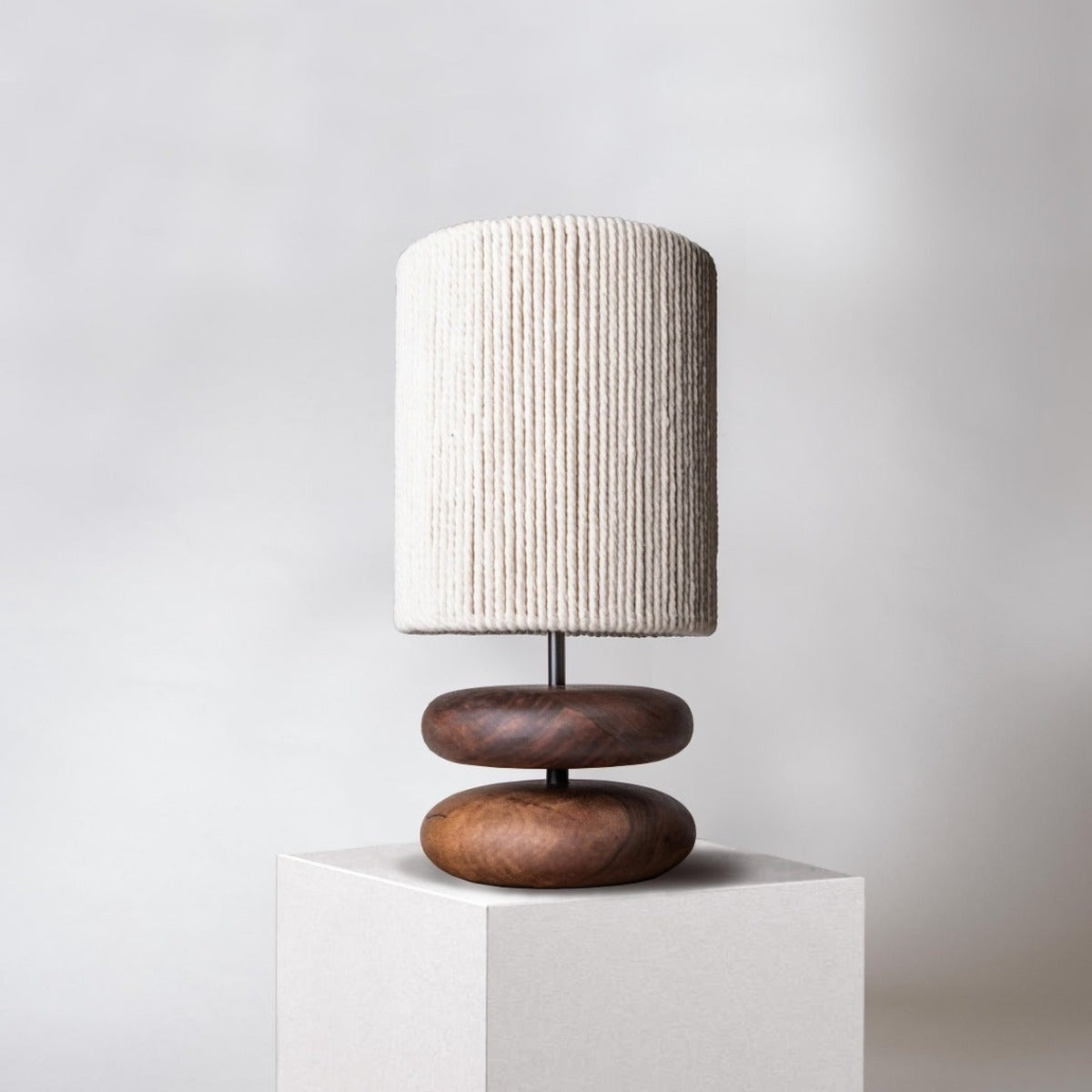 Sza – Kreative Tischlampe aus massivem Holz