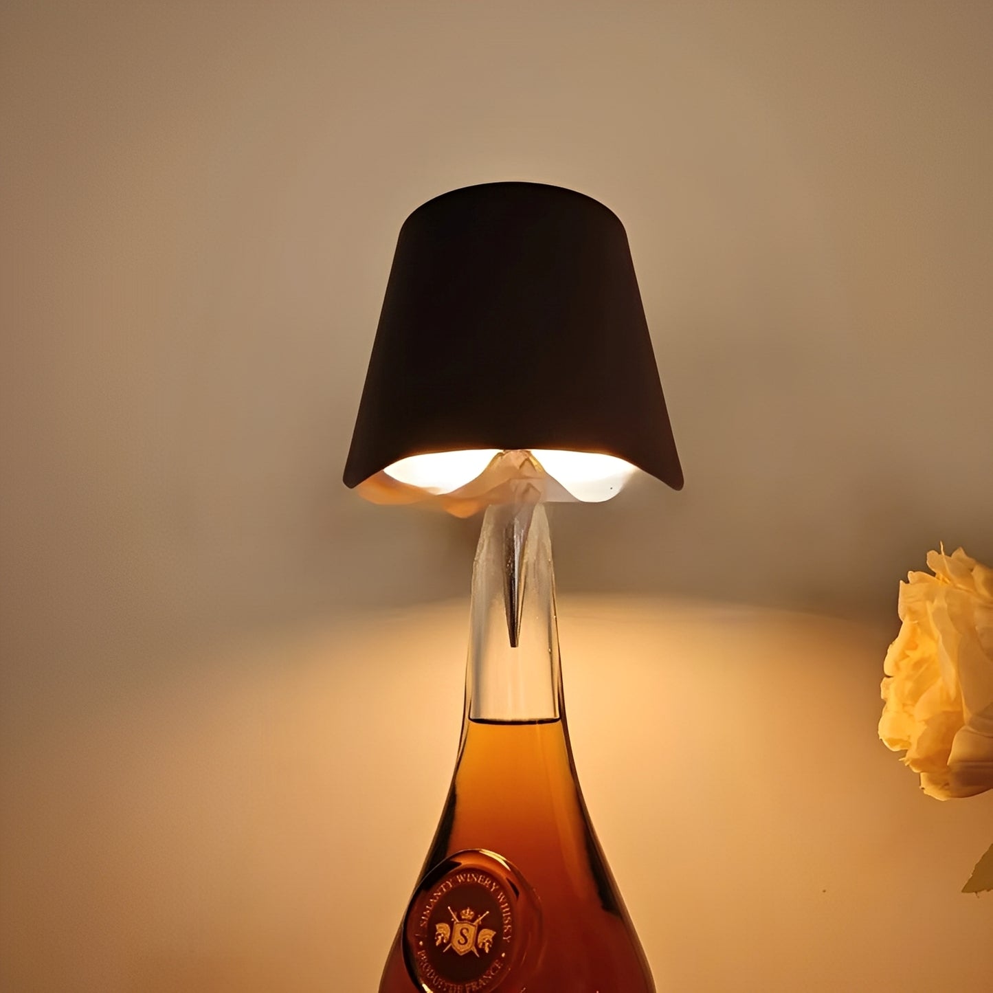 Mina – Wiederaufladbare Weinflaschen-Tischlampe