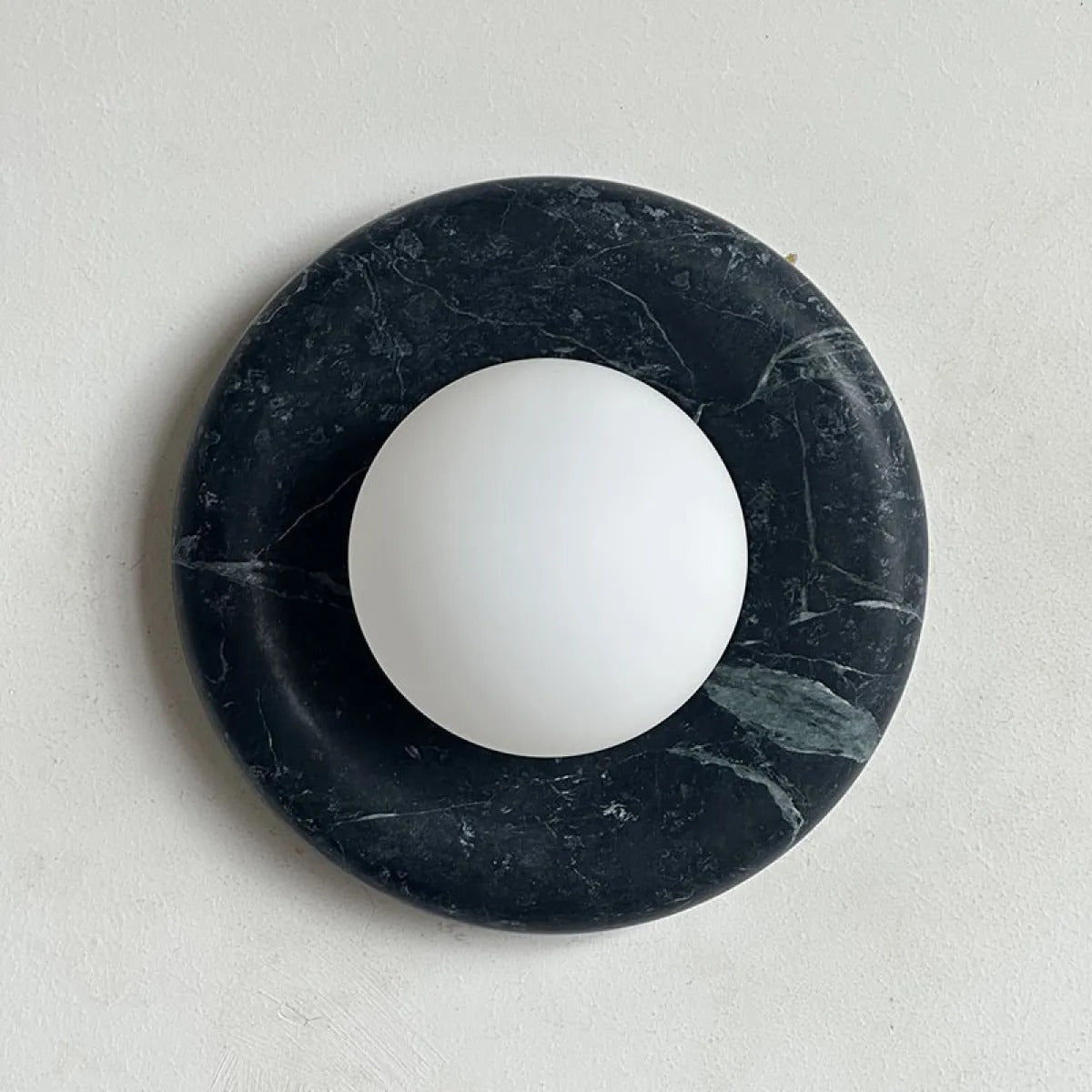 Jadie – Runde Marmor-Wandleuchte