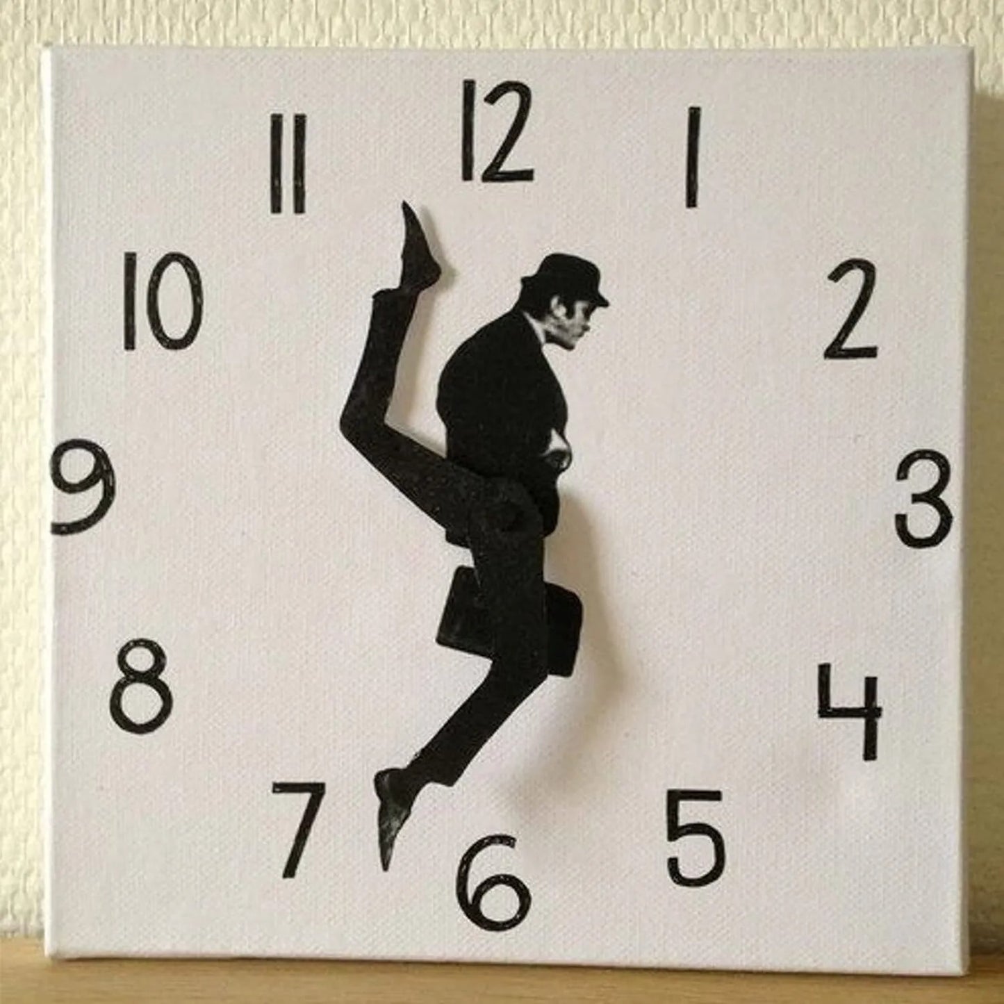 Roku – Minimalistische Lustige Wanduhr