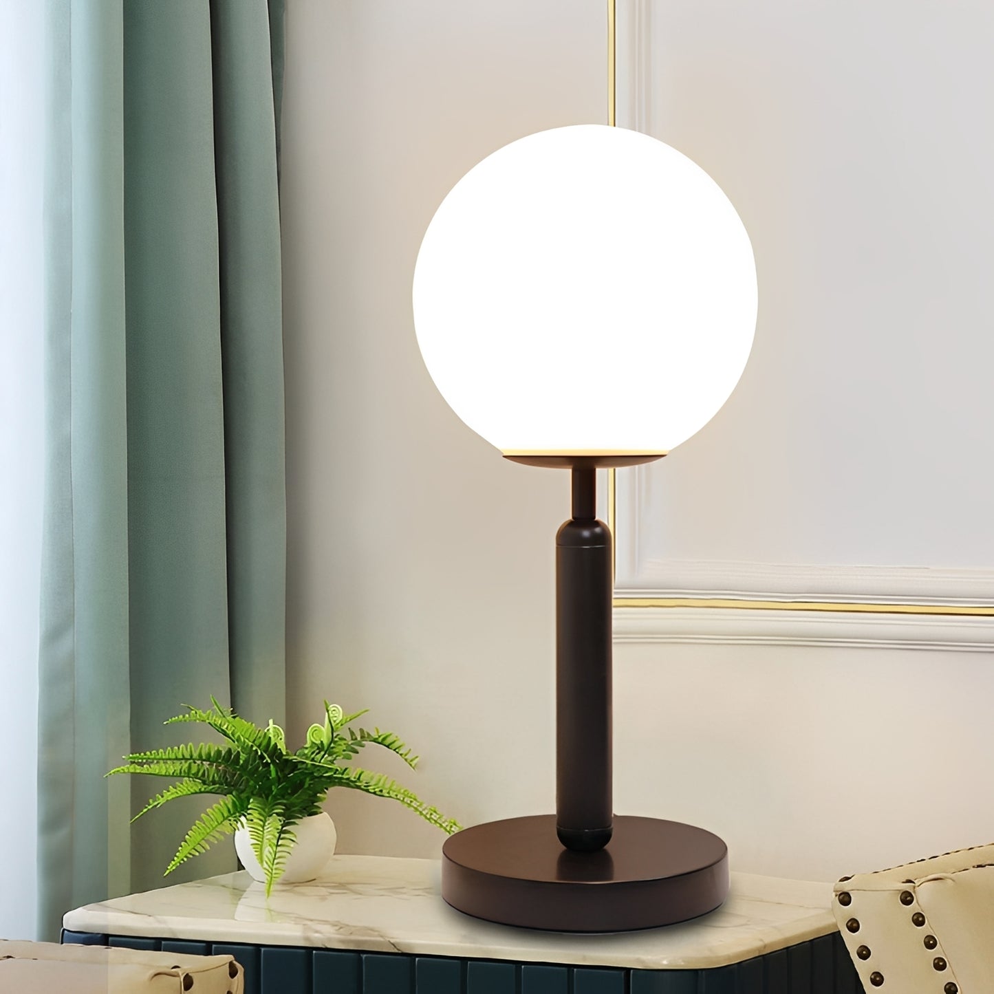 Lilith – Minimale Glas-Nachttischlampe