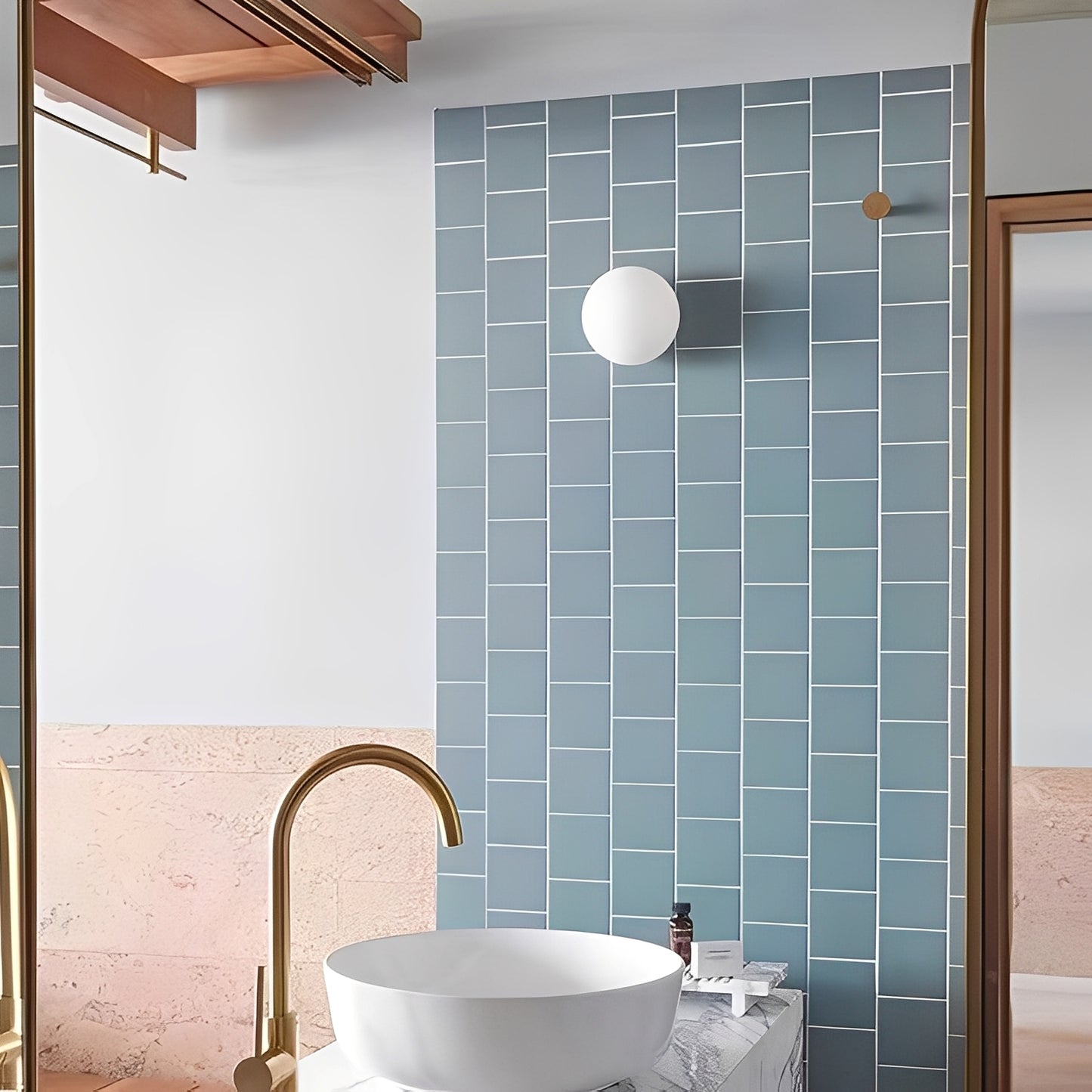 Mira – Minimalistische Glaskugel-Wandlampe