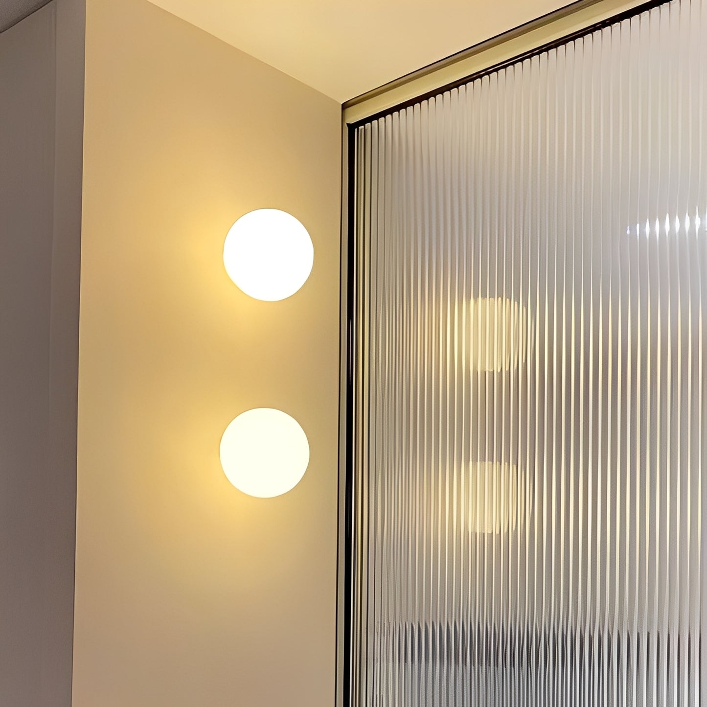 Mira – Minimalistische Glaskugel-Wandlampe