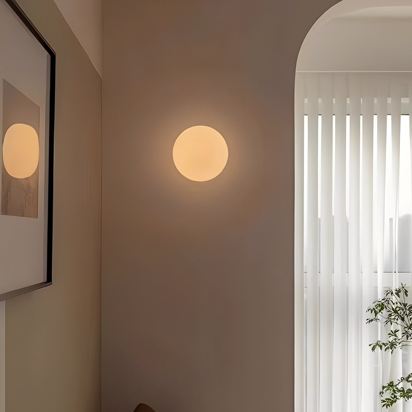 Mira – Minimalistische Glaskugel-Wandlampe