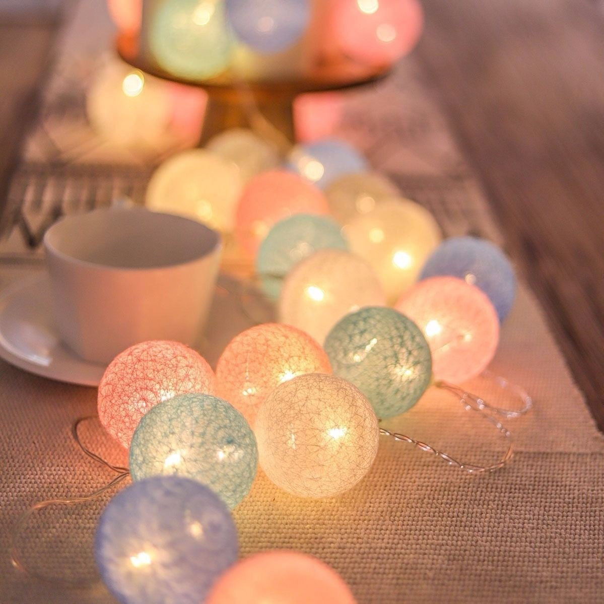 Hazel – Bunte LED-Kugellichterkette aus Baumwolle