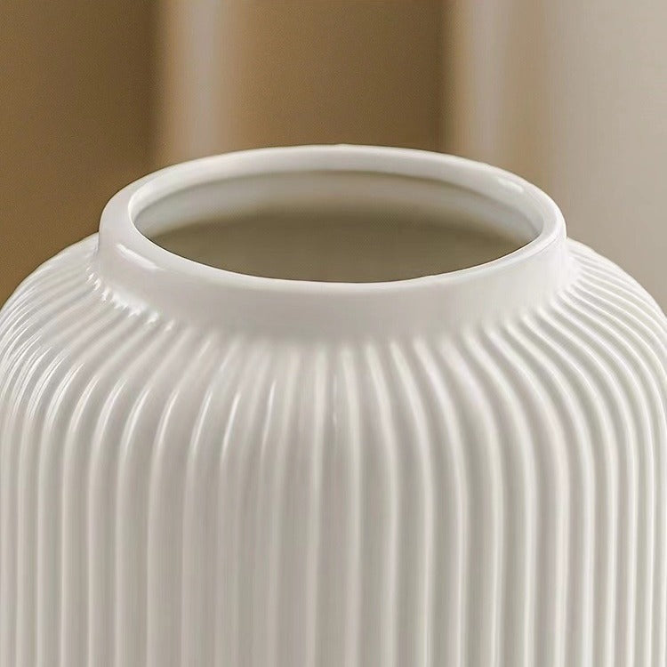 Aura – Keramikvase im europäischen Stil