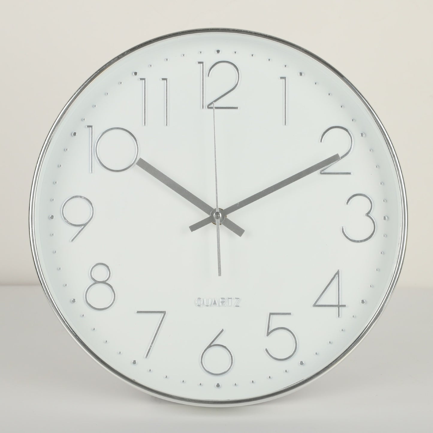 Vela – Geräuschlose Wanduhr im modernen Design