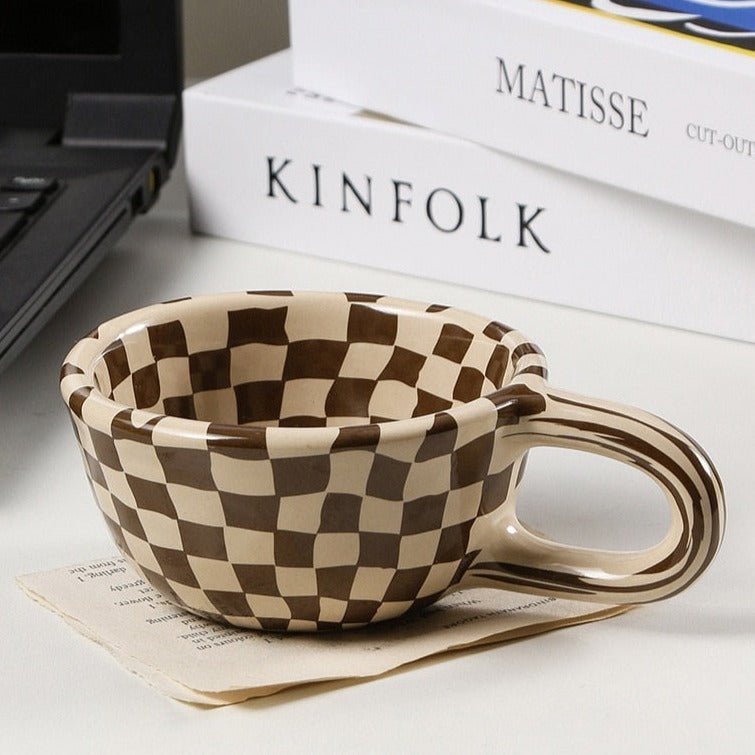 MusterSchluck – Keramiktasse mit handgemaltem Schachbrett-Design