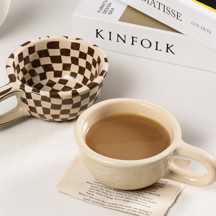 MusterSchluck – Keramiktasse mit handgemaltem Schachbrett-Design