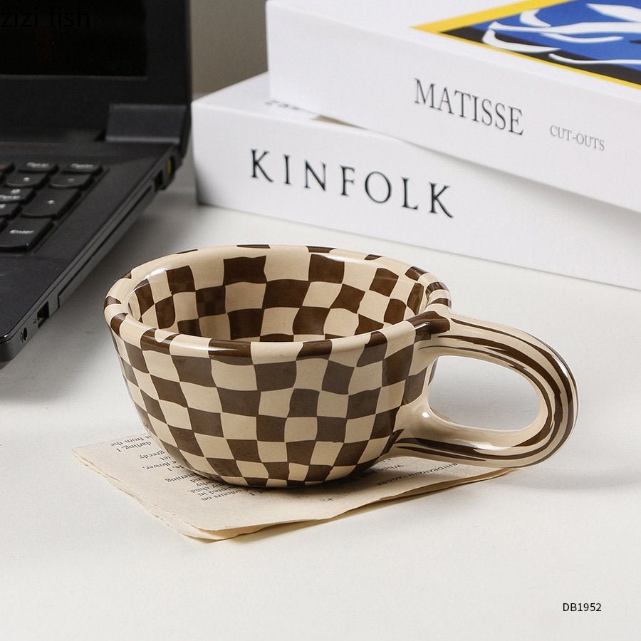 MusterSchluck – Keramiktasse mit handgemaltem Schachbrett-Design
