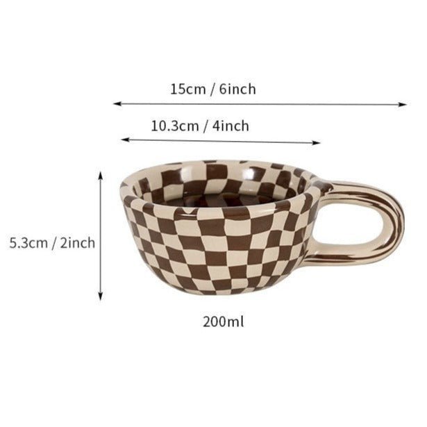 MusterSchluck – Keramiktasse mit handgemaltem Schachbrett-Design