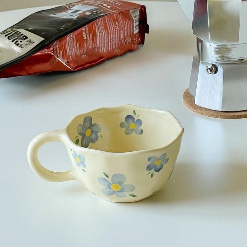 BloomSip – Keramikbecher mit floraler Kirschdeko