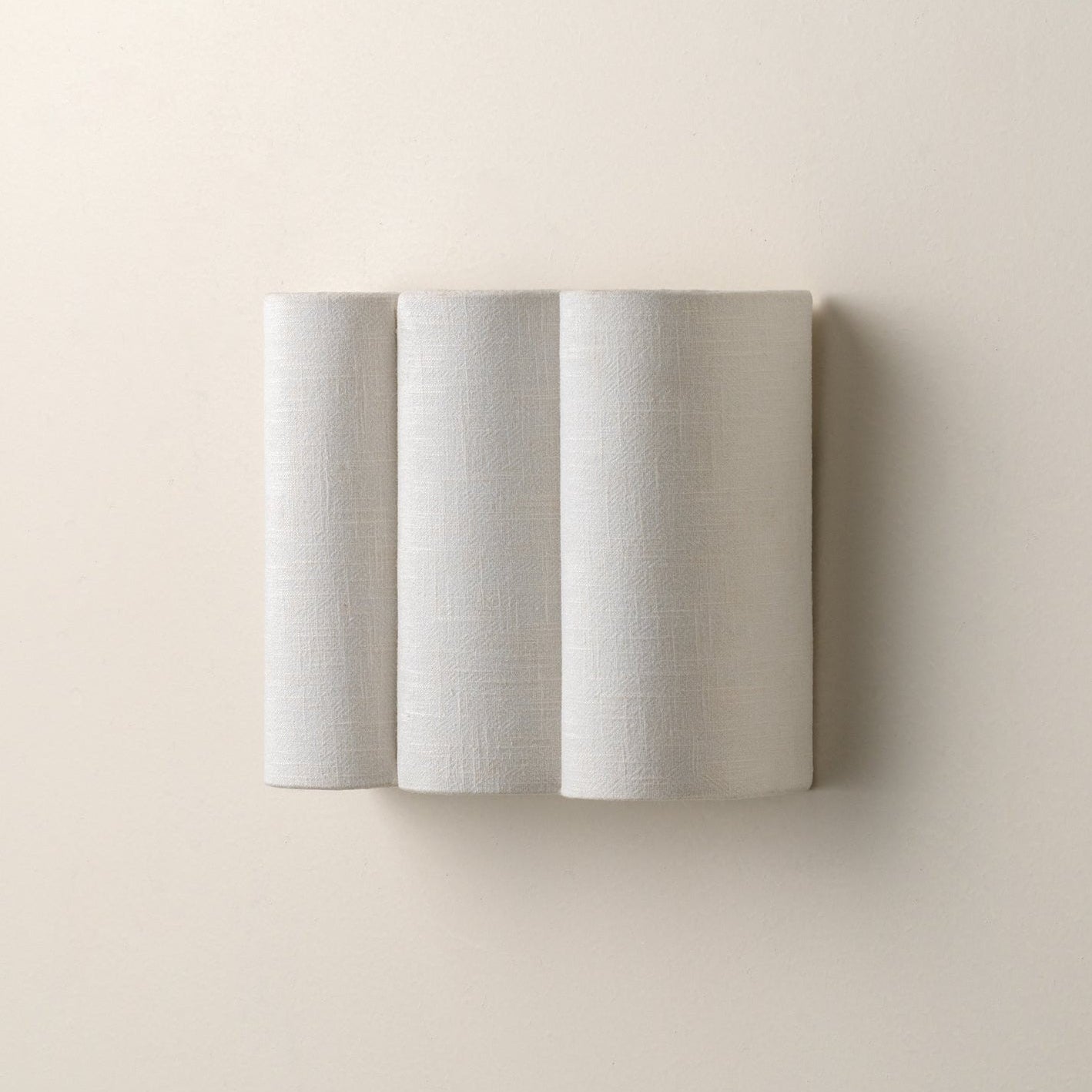 Soni – Stoff-Wandleuchte mit Muschelrand