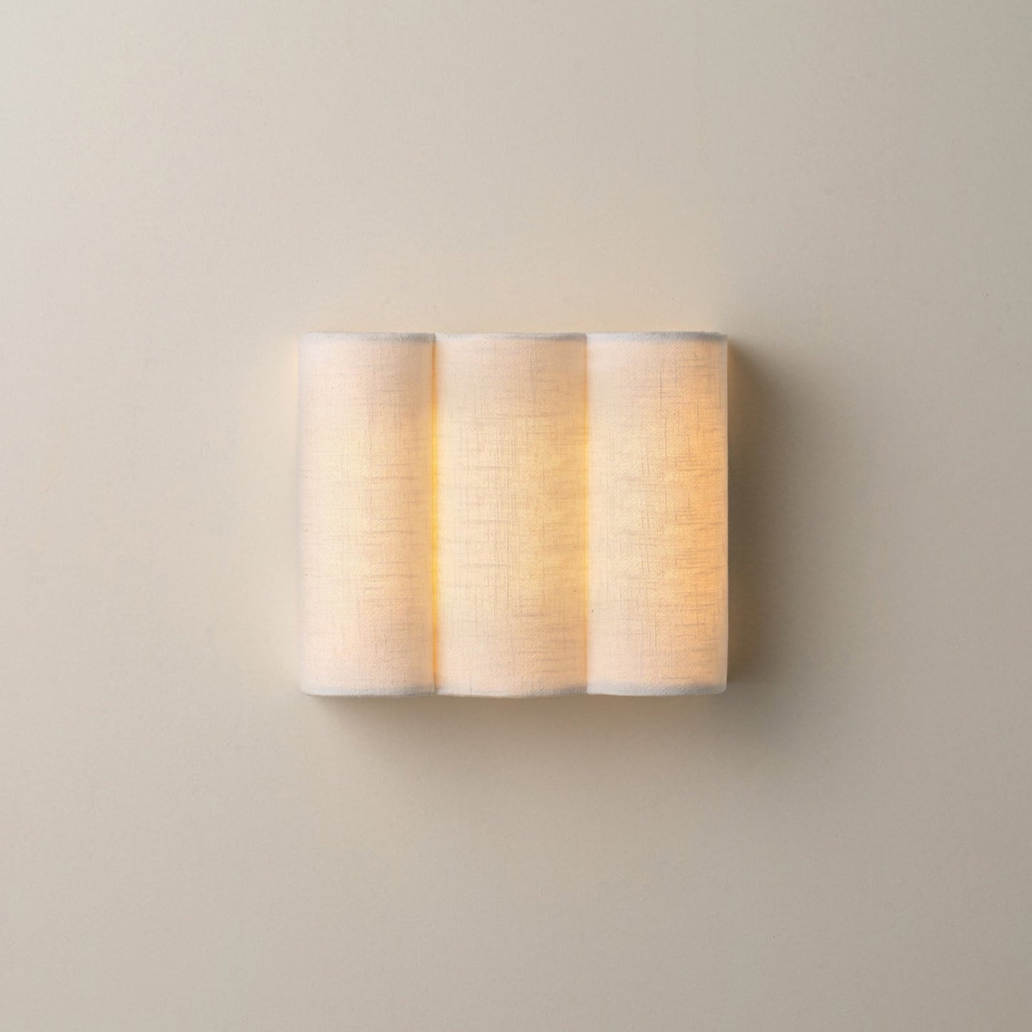 Soni – Stoff-Wandleuchte mit Muschelrand