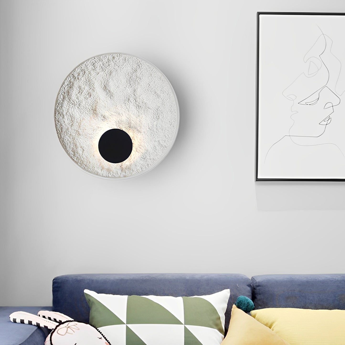 Lunaris – Runde Wandleuchte mit LED und weißem Globus-Design