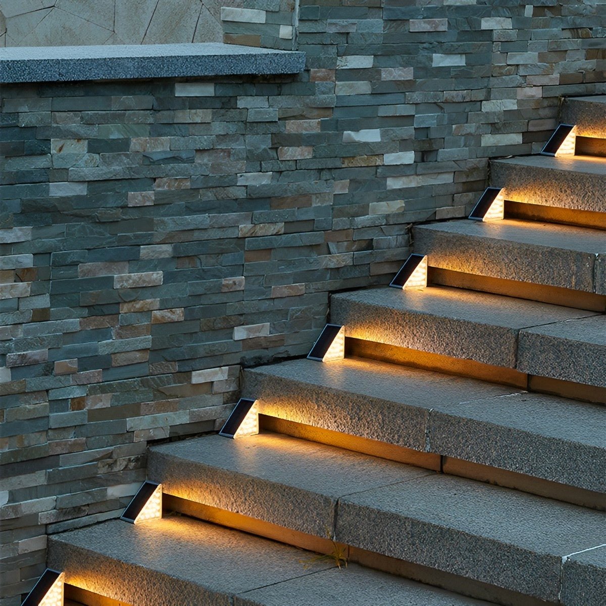Solin – Intelligente Triangular LED Solar-Stufenleuchten