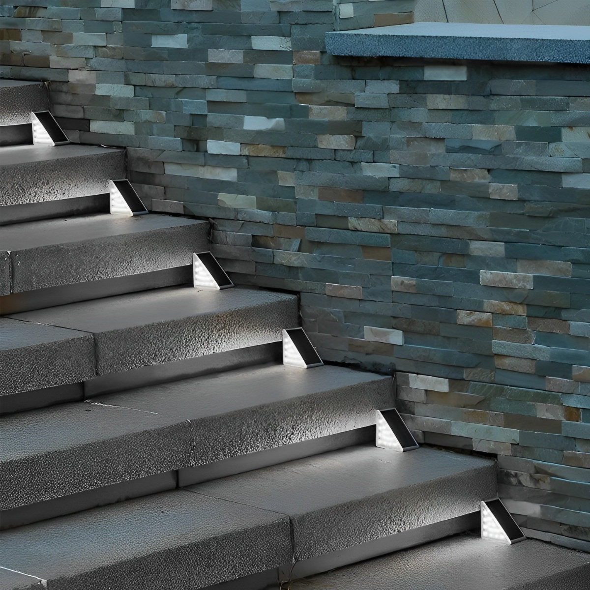 Solin – Intelligente Triangular LED Solar-Stufenleuchten