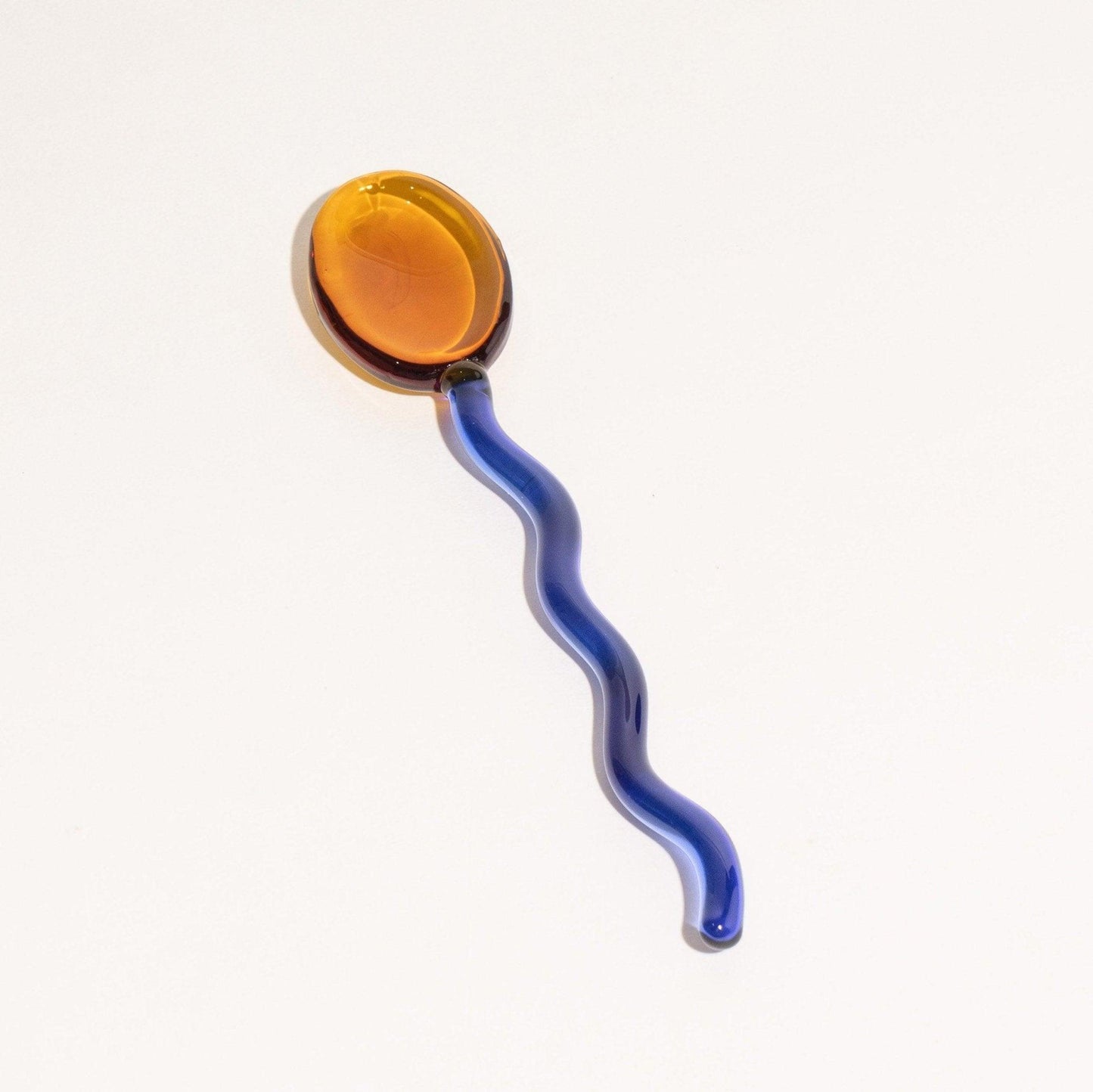 WaveSpoon – Handgefertigter Glaslöffel mit buntem Wellenmuster